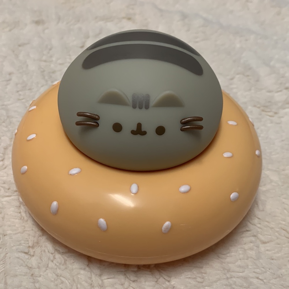 Exclusive Pusheen Box Vinyl Loafin Vinyl Figure